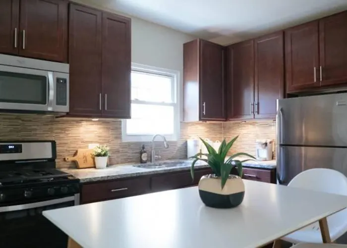 3br Cozy, Great Location & Pet-friendly- Stylish *